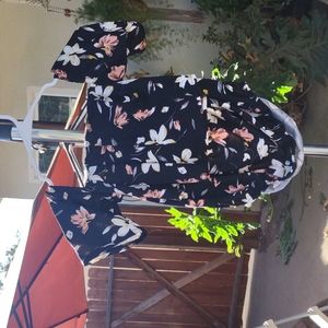 This is a matching set from Shein it's an XL, it's black with colorful flowers